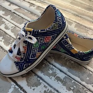 Women’s Shoes size 9, woven in Mexico